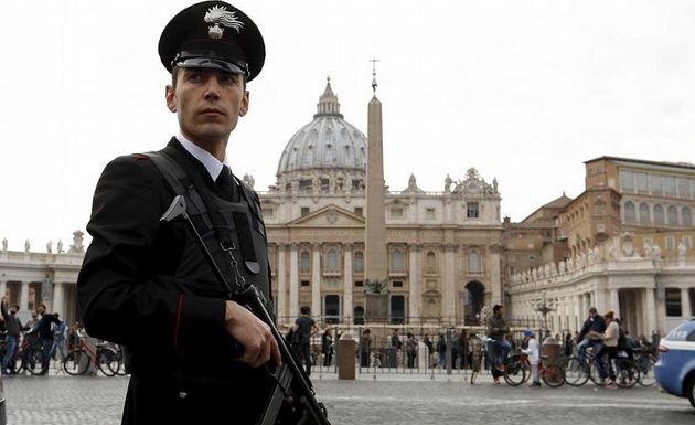 DW: Η τρομοκρατία κρατά τους Ιταλούς εντός συνόρων – Σε κλοιό ασφαλείας το Βατικανό