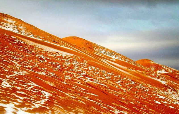 Απίστευτο: Χιόνισε σε χωριό στην έρημο Σαχάρα! (φωτο)