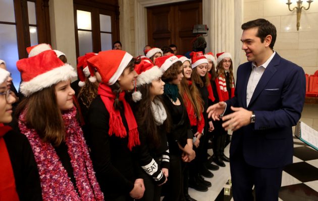 Ο Τσίπρας ήθελε να τ΄ ακούσει “παραδοσιακά” – Τι χάρισε στα παιδιά που του είπαν τα κάλαντα