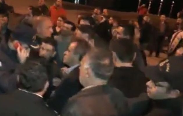 Επεισόδια στο λιμάνι του Ηρακλείου ανάμεσα σε αγρότες και ναυτεργάτες (βίντεο)