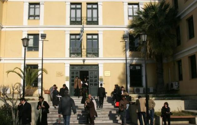 Σπείρα εκβιαστών: Ελεύθερος αφέθηκε ο γιος του Γιώργου Γερολυμάτου