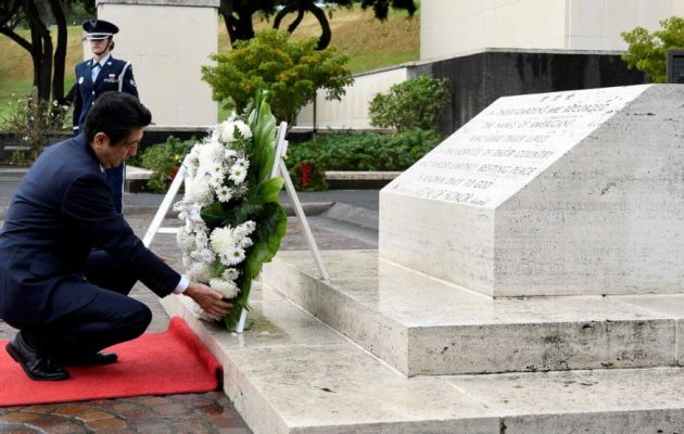 Ιστορική επίσκεψη Άμπε στο Περλ Χάρμπορ (βίντεο)