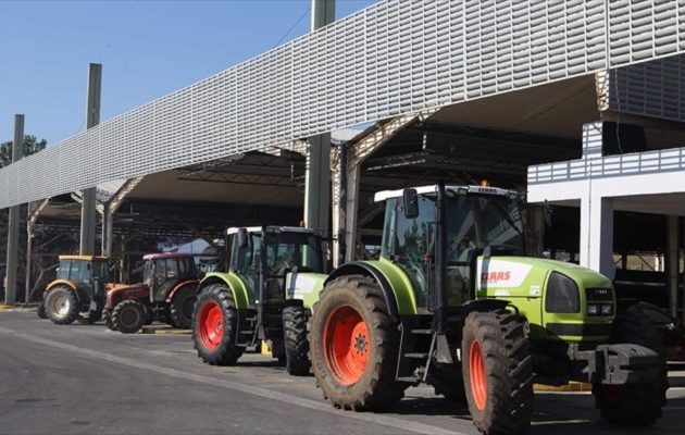 Αγρότες και κτηνοτρόφοι απέκλεισαν το τελωνείο Ευζώνων