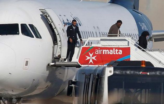 Λήξη συναγερμού στη Μάλτα: Παραδόθηκαν οι αεροπειρατές που ζητούσαν απελευθέρωση γιου του Καντάφι