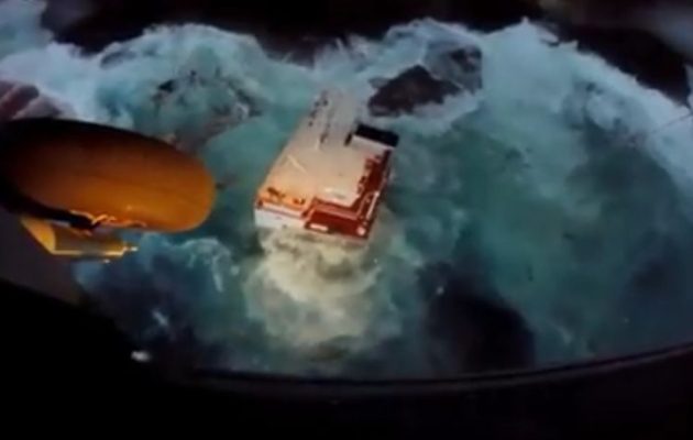 Βίντεο από τη διάσωση ναυτικών στην Άνδρο κόβει την ανάσα (βίντεο + φωτο)