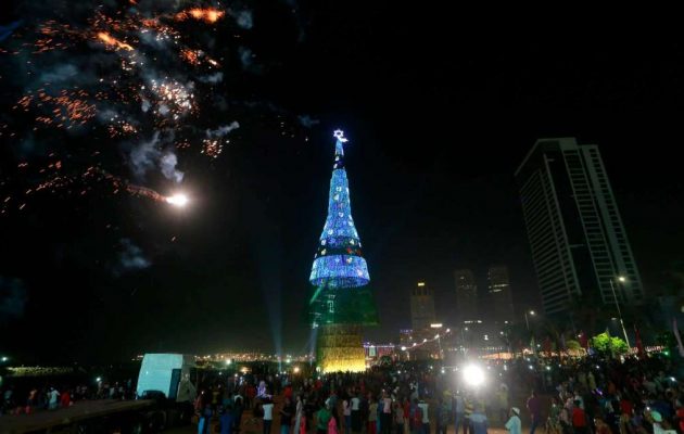 Στη Σρι Λάνκα το ψηλότερο χριστουγεννιάτικο δέντρο στον κόσμο (φωτο και βίντεο)