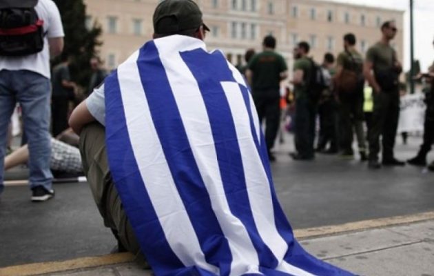 Ευρωβαρόμετρο: Οι πιο απαισιόδοξοι οι Έλληνες – Δεν εμπιστεύονται πολιτικούς και ΕΕ
