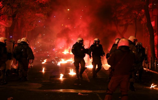 Τέσσερις συλλήψεις και 21 προσαγωγές για τα επεισόδια στα Εξάρχεια