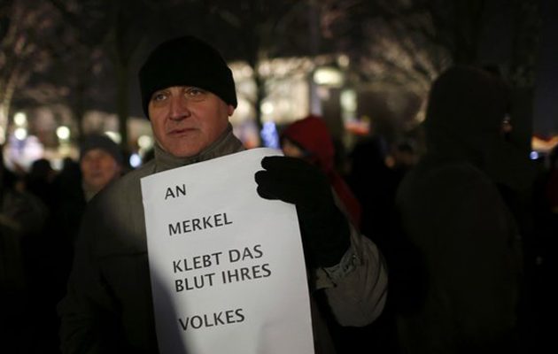 Ακροδεξιοί κατά Μέρκελ: Φύγε, έχεις αίμα στα χέρια σου (φωτο)