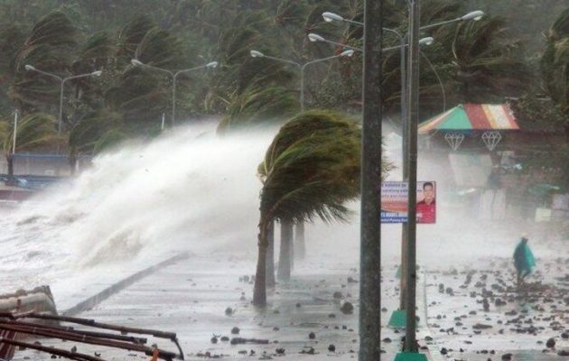 Ο φονικός τυφώνας Νοκ Τεν έπληξε τις Φιλιππίνες (βίντεο)