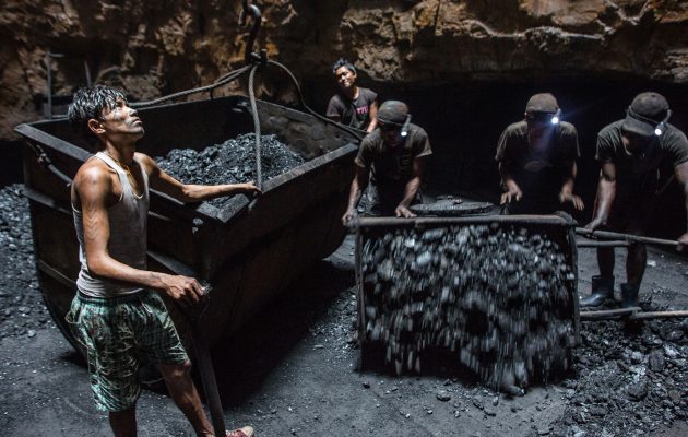 Tραγωδία στην Ινδία: Κατέρρευσε ορυχείο – 60 εγκλωβισμένοι