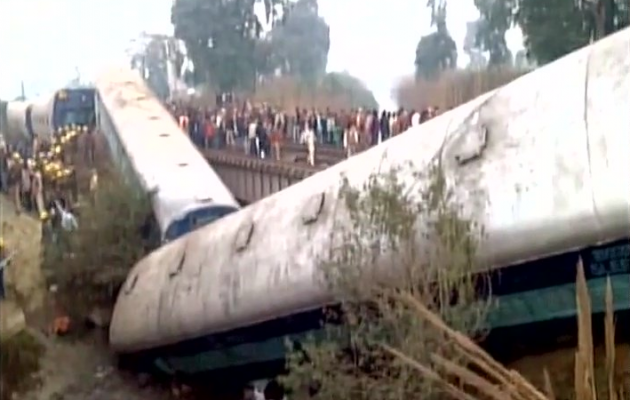 Δύο νεκροί και 40 τραυματίες από εκτροχιασμό τρένου στην Ινδία (φωτο και βίντεο)