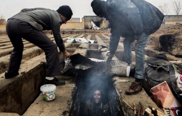 Ιράν: Άστεγοι κοιμούνται σε τάφους νεκροταφείου (φωτο)