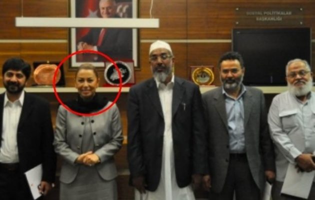 Πακιστανοί Ισλαμιστές περιχαρείς με την αντιπρόεδρο του κόμματος Ερντογάν