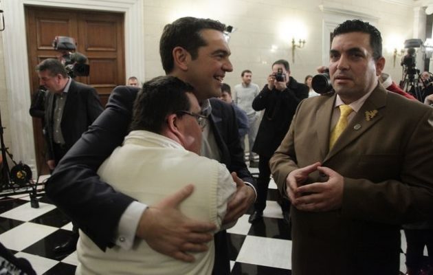 Κάλαντα και χορός στο Μέγαρο Μαξίμου – Ποιοι έψαλλαν τα κάλαντα στον Τσίπρα