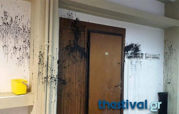 Σε ποιον βουλευτή κάρφωσαν τσεκούρι και πέταξαν μπογιές στο γραφείο του