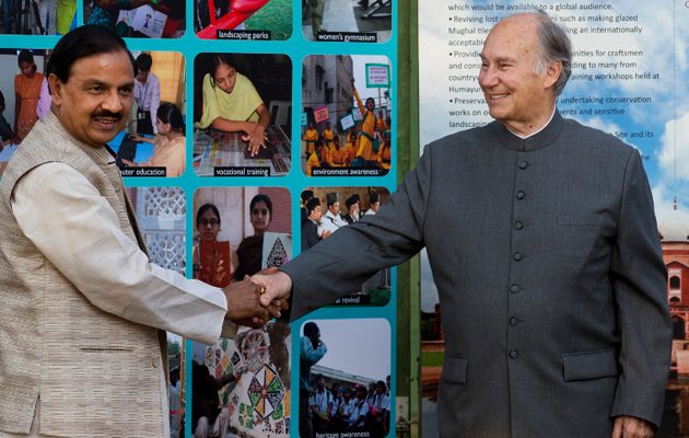 Ινδός υπουργός απαγορεύει στις τουρίστριες να φορούν κοντές φούστες