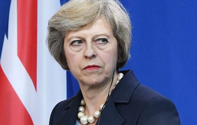 Ο κύβος ερρίφθη: Σκληρό Brexit ανακοίνωσε η Μέι