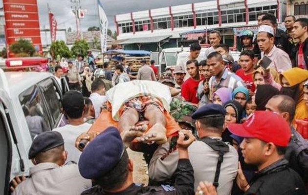 Αυξήθηκαν στους 100 οι νεκροί από το σεισμό 6,5 Ρίχτερ στην Ινδονησία