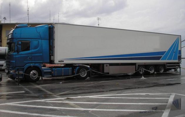 Νταλίκα δίπλωσε και κρεμόταν στο κενό (φωτο)