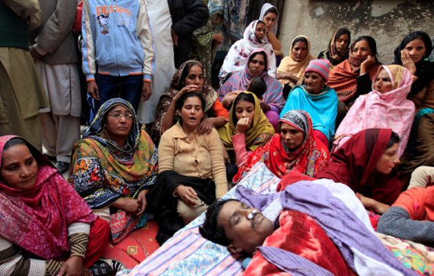 Πακιστάν: 34 νεκροί που ήπιαν αλκοόλ φτιαγμένο από άφτερ σέιβ