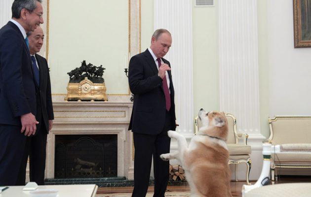 Η σκυλίτσα του Πούτιν και το παρ’ολίγον διπλωματικό επεισόδιο (βίντεο)