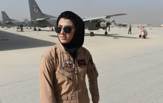 Άσυλο στις ΗΠΑ ζήτησε η πρώτη Αφγανή πιλότος (φωτο και βίντεο)