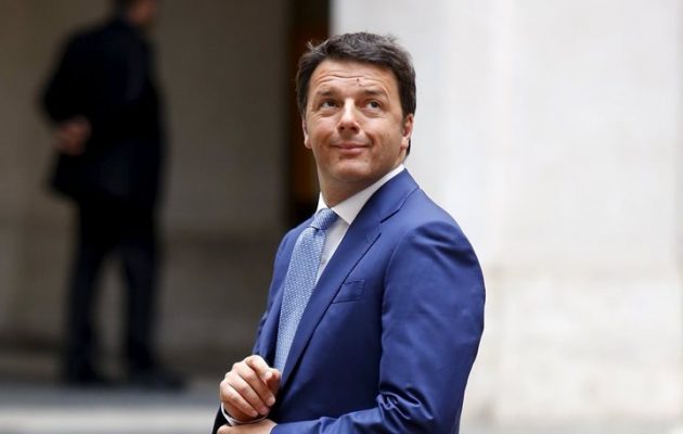 Ο Ρέντσι ξέχασε την ταυτότητα του όταν πήγε να ψηφίσει (βίντεο)