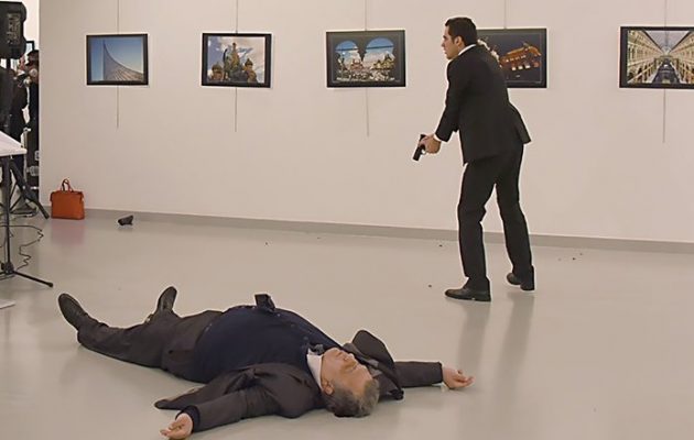 Ο Ερντογάν όπλισε το χέρι του αστυνομικού που σκότωσε τον Ρώσο Πρέσβη