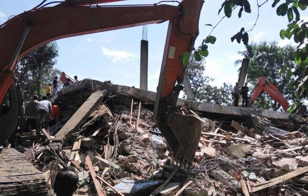 Φονικός σεισμός 6,4 Ρίχτερ στην Ινδονησία – Τουλάχιστον 90 νεκροί (βίντεο)