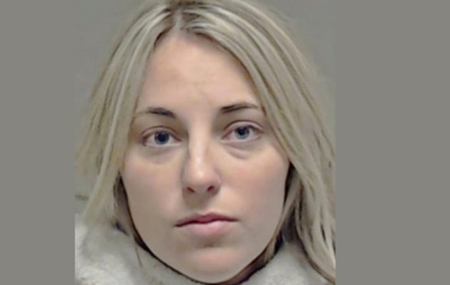 Ξαναμμένη καθηγήτρια το “έκανε” σε παγκάκι με 16χρονο μαθητή