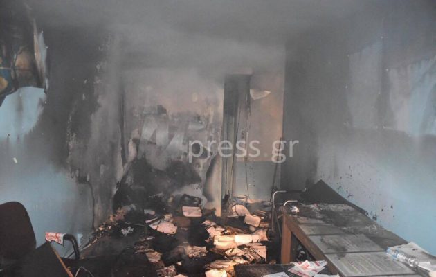 Στάχτη και μπούρμπερη τα γραφεία του Σώρρα στη Ναύπακτο από μολότοφ (βίντεο)