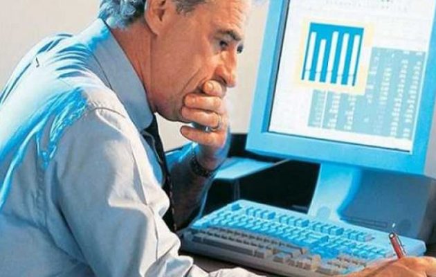 Euobserver: Οι δανειστές υπονομεύουν τα δικαιώματα των εργαζομένων στην Ελλάδα