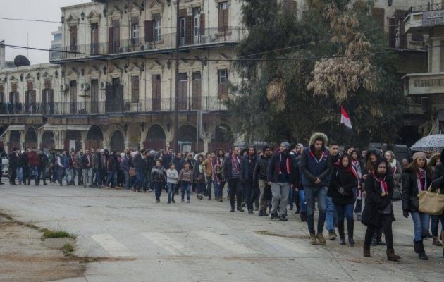 Κάτοικοι του Χαλεπιού ανέβηκαν στην απελευθερωμένη ακρόπολή τους (φωτο)
