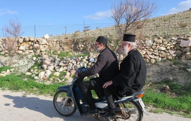 Ένας Μητροπολίτης που κυκλοφορεί με παπάκι