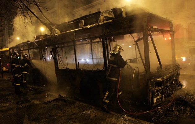 Πυρπολήθηκαν τρία τρόλεϊ στην Πατησίων – Ζημιές σε σταθμό του ΗΣΑΠ (βίντεο)