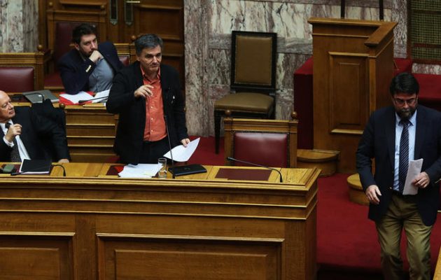 Καβγάς Τσακαλώτου-Οικονόμου στη Βουλή στη συζήτηση για τον προϋπολογισμό (βίντεο)