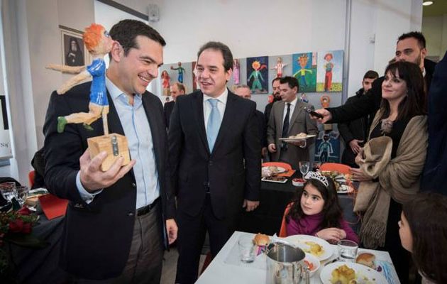 Το δώρο που δέχτηκε ο Τσίπρας από τα παιδιά του «Δημήτρειου» Κέντρου Απασχόλησης (φωτο)