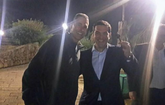 Ο Τσίπρας… λυγίζει και κουτάλια με τον Γκέλερ (φωτο)