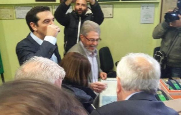 Λάδι σε ελαιουργείο της Κριτσάς δοκίμασε ο Τσίπρας