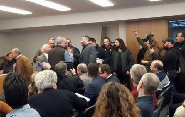 Οι χρυσαυγίτες έκαναν ντου στην ΕΣΗΕΑ (βίντεο)