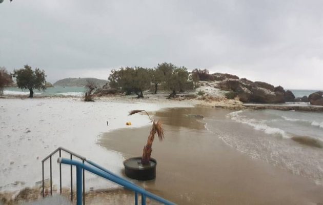 Απίστευτο: Χιόνισε σε παραλία στα Χανιά (φωτο)