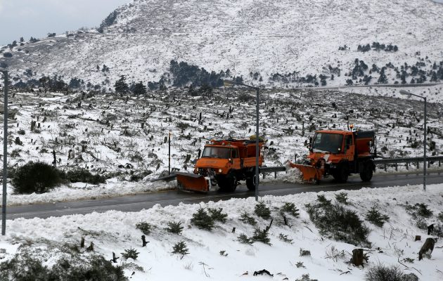 Σαρώνει όλη τη χώρα το κύμα χιονιά – Πολικές θερμοκρασίες και κλειστοί δρόμοι