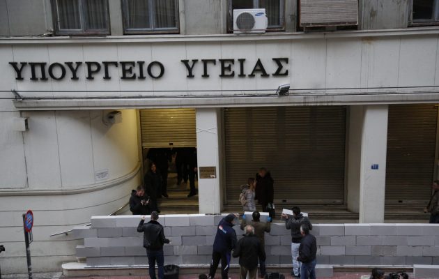 Έχτισαν την είσοδο του υπουργείου Υγείας εργαζόμενοι στα νοσοκομεία (φωτο και βίντεο)