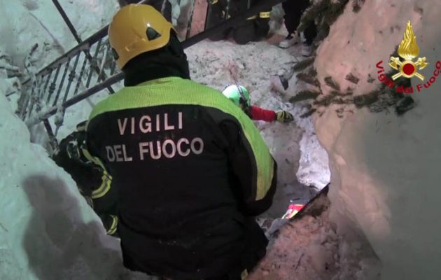 Ιταλία: 23 άνθρωποι αγνοούνται ακόμη  στο ξενοδοχείο που πλάκωσε χιονοστιβάδα