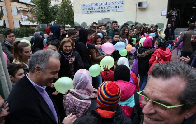 Έκαναν μάθημα στο δημοτικό της Νίκαιας 27 προσφυγόπουλα