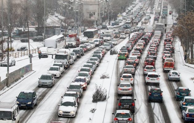Θεσσαλονίκη: Θρίλερ για χιλιάδες εγκλωβισμένους οδηγούς στους παγωμένους δρόμους