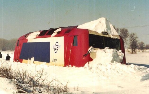 Εφιάλτης στις παγωμένες ράγες – 4 τρένα ακινητοποιήθηκαν για ώρες μέσα στο χιονιά