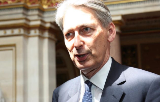 Η Βρετανία απείλει την ΕΕ αν αποτύχει το σχέδιο για το Brexit