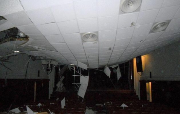 ΣΟΚ: Κατέρρευσε από το χιόνι στέγη θεάτρου στη Λέσβο (φωτο)